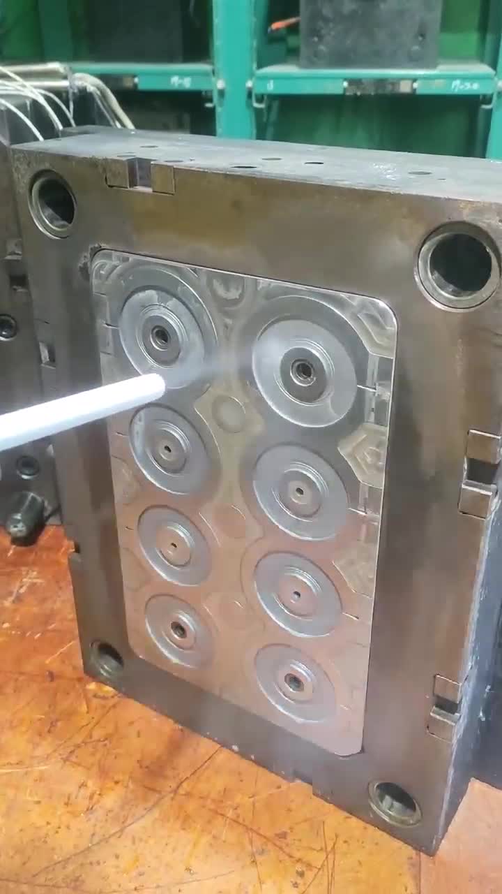 Dry ice blasting cleaning a precision injection mould