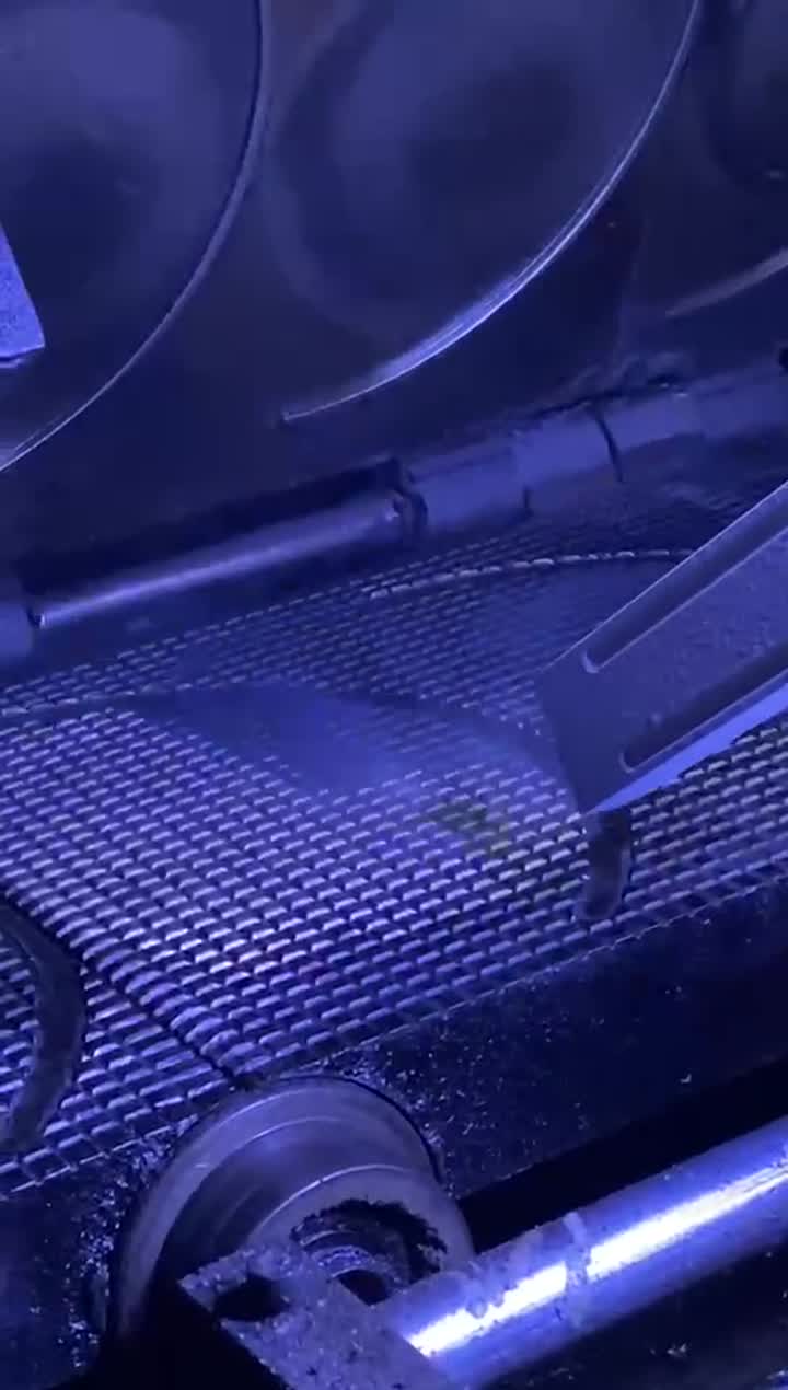 Dry ice blasting cleaning a bakery conveyor plate